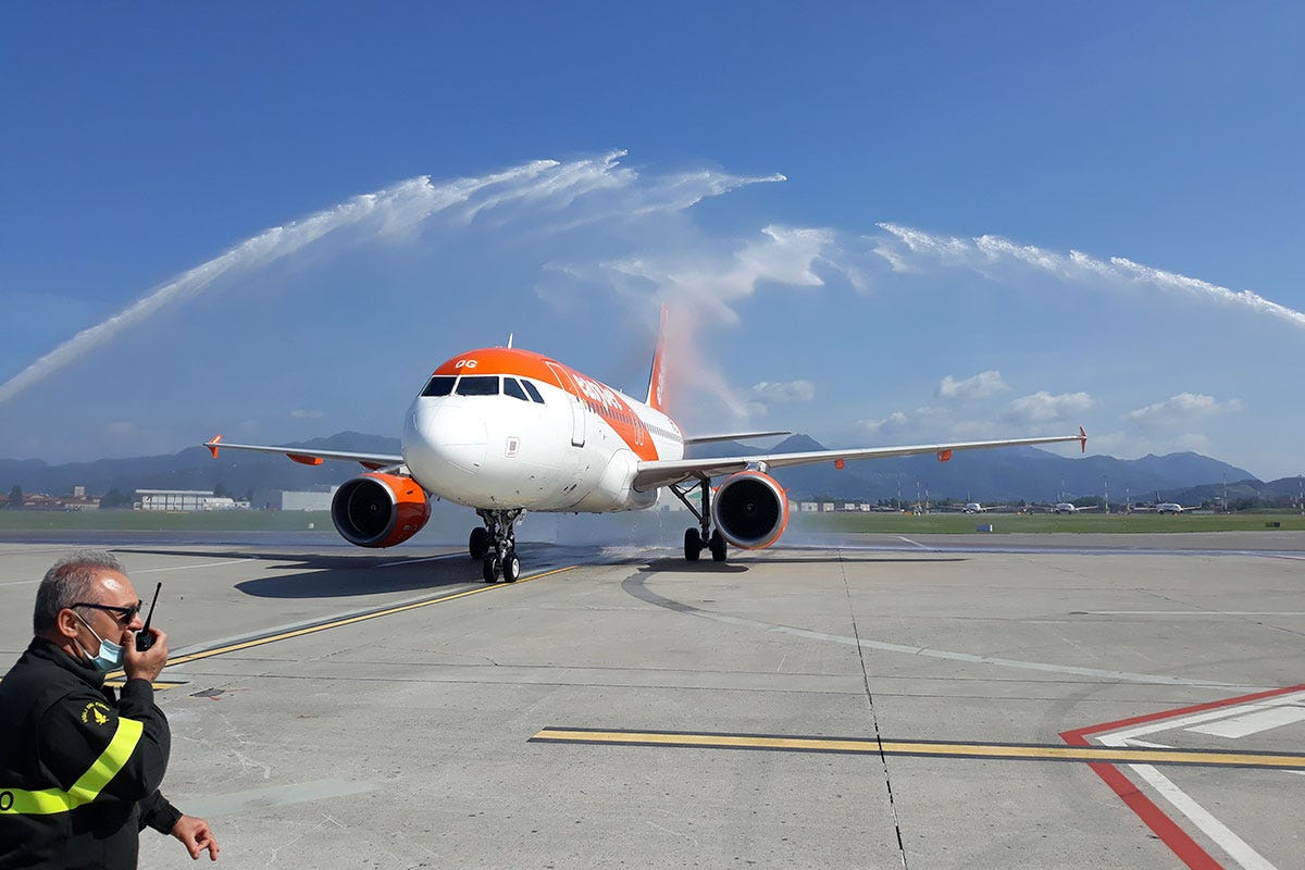 Il battesimo dell'acqua del primo volo EasyJet da Bergamo Orio al Serio EasyJet, primo volo da Bergamo Obiettivo: tornare ai livelli 2019