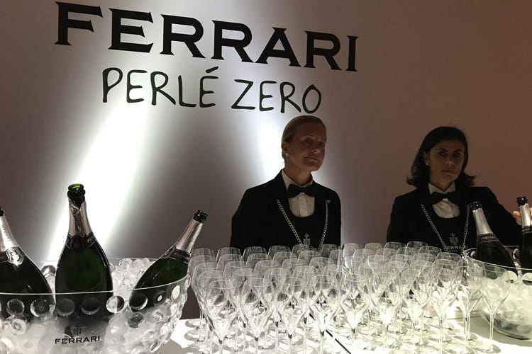 (Le eleganti bollicine di Ferrari Perlè Zero Il party glamour accende Milano)