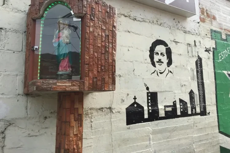 Graffiti con il volto di Pablo Escobar a Medellin Viaggiatori temerari? Ecco 7 luoghi per una vacanza da brividi