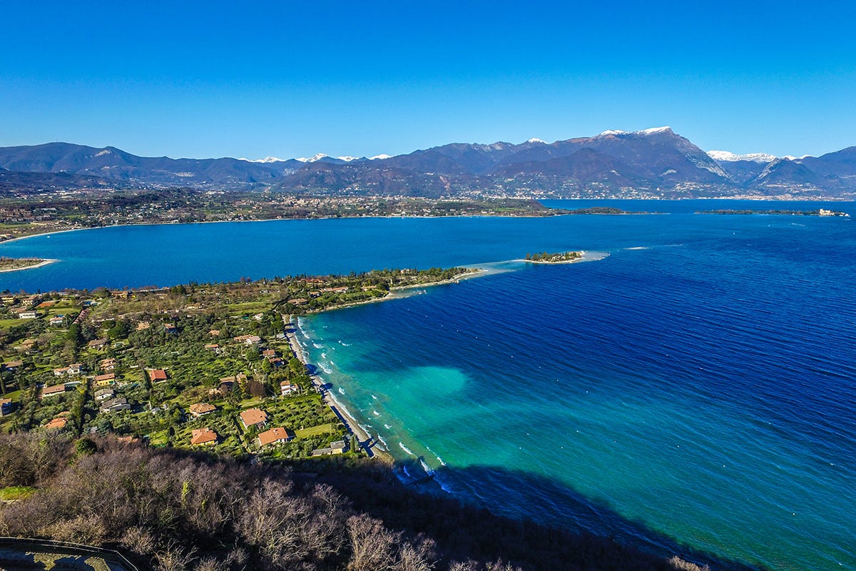 Uno scorcio del lago di Garda Regione Lombardia al Ministero: un tavolo per riaprire la pesca di anguille nel lago di Garda