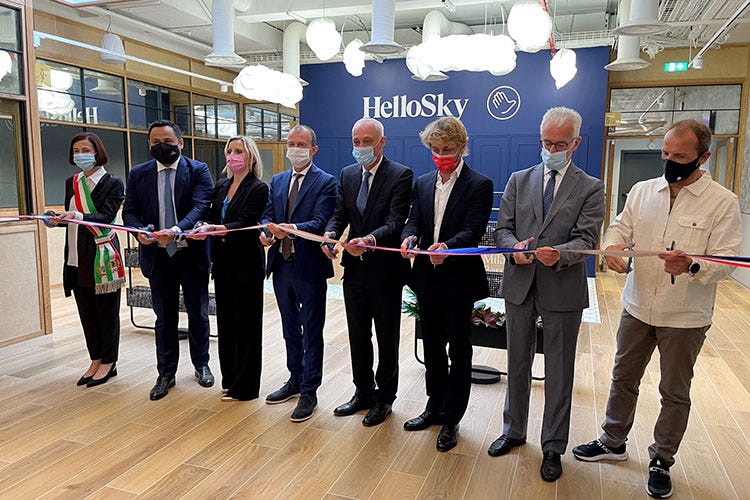 Il taglio nastro della nuova HelloSky Lounge all'aeroporto di Bergamo Nuova lounge per l'aeroporto di Bergamo. Inaugurata HelloSky