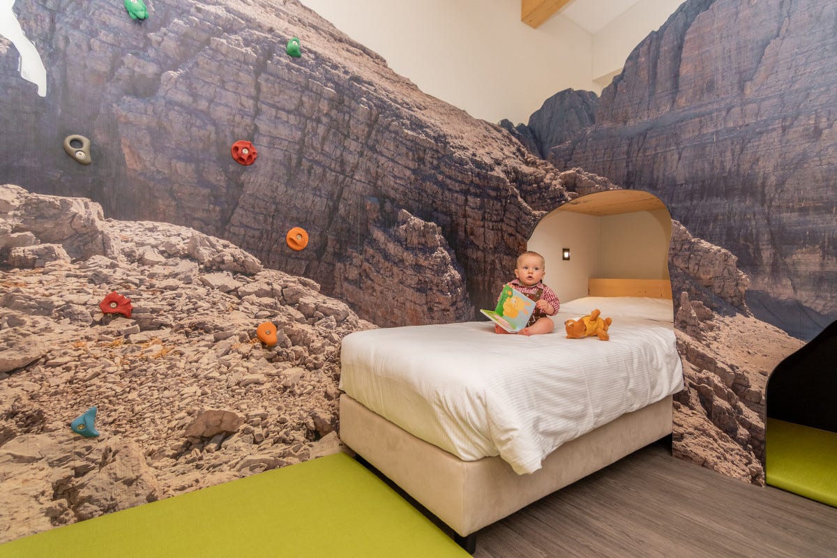 Hotel Val di Sole, stanza a tema arrampicata sportiva Notti da fiaba: dieci hotel per far vivere ai bimbi magiche vacanze