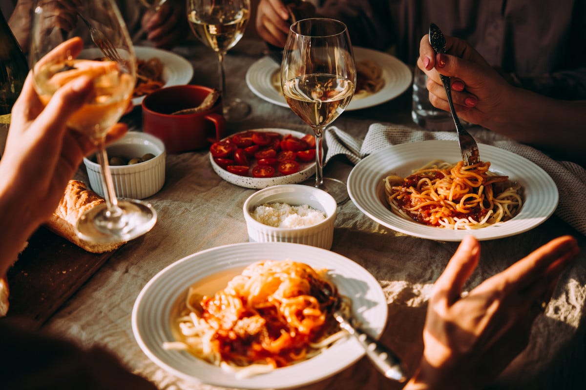 Consumi per gli italiani bere e mangiare fuori casa è “fondamentale”