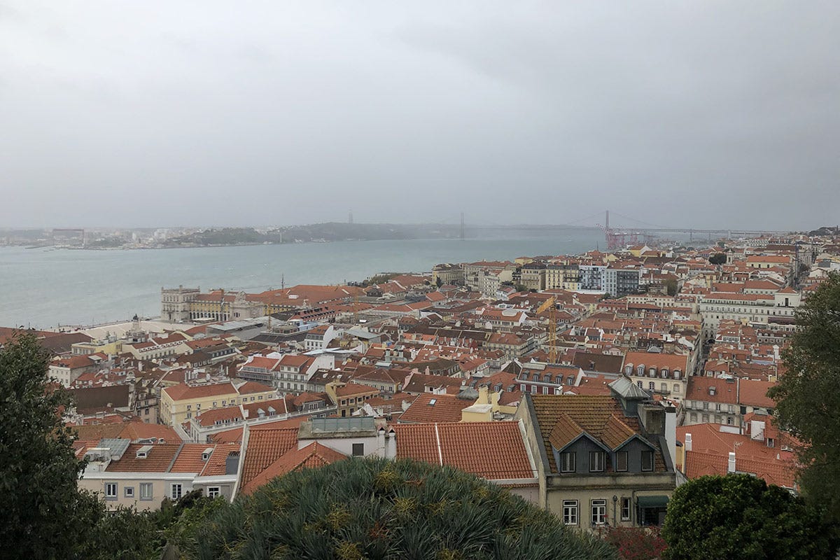 Lisbona vista dall'alto A Lisbona dove insegnano a vivere con leggerezza e poesia