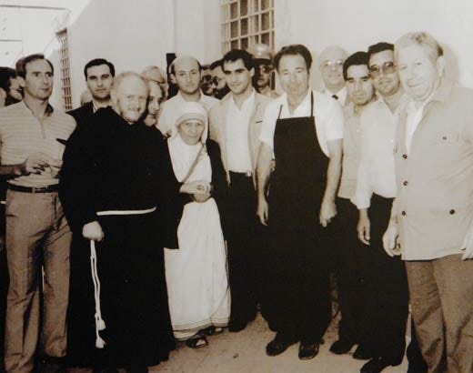 Giuseppe Di Cosmo (quinto da destra) con Madre Teresa di Calcutta