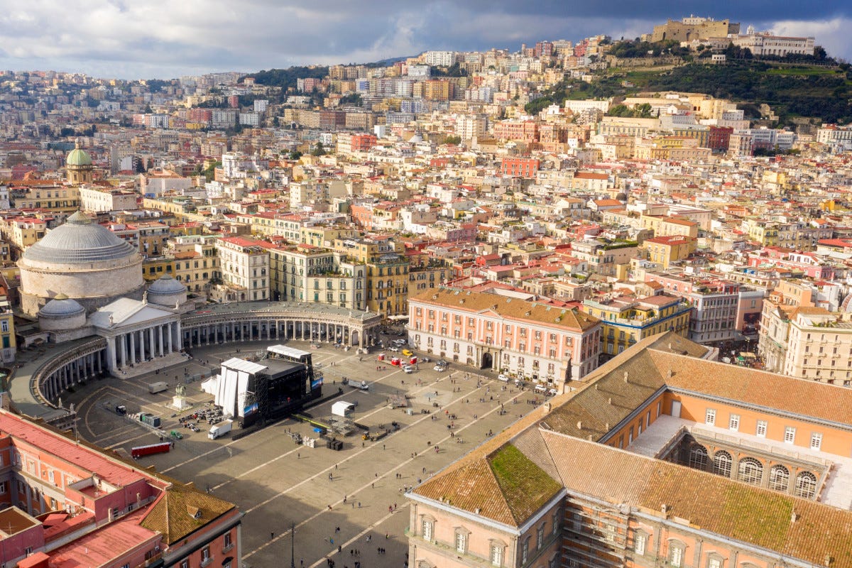 Piazza del Plebiscito e il Vomero  Da Mare Fuori al Time: è la stagione d'oro del turismo per Napoli