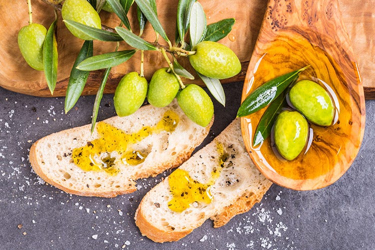 In Italia 9 famiglie su 10 consumano l’olio di oliva tutti i giorni - Olio italiano re delle tavole Crescono consumi ed esportazioni