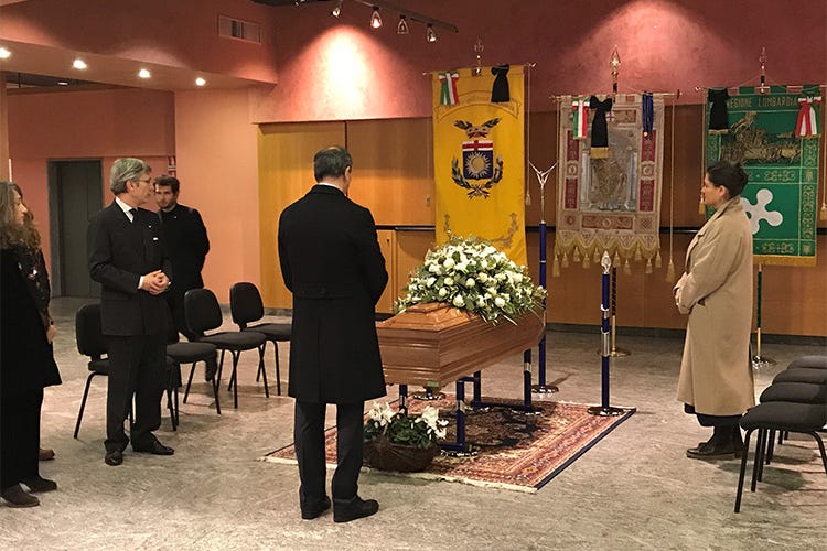Il sindaco Giuseppe Sala rende omaggio a Marchesi; a sinistra Enrico Dandolo, a destra Sara Vitali (L’omaggio di Milano a Marchesi Camera ardente al Teatro Dal Verme)