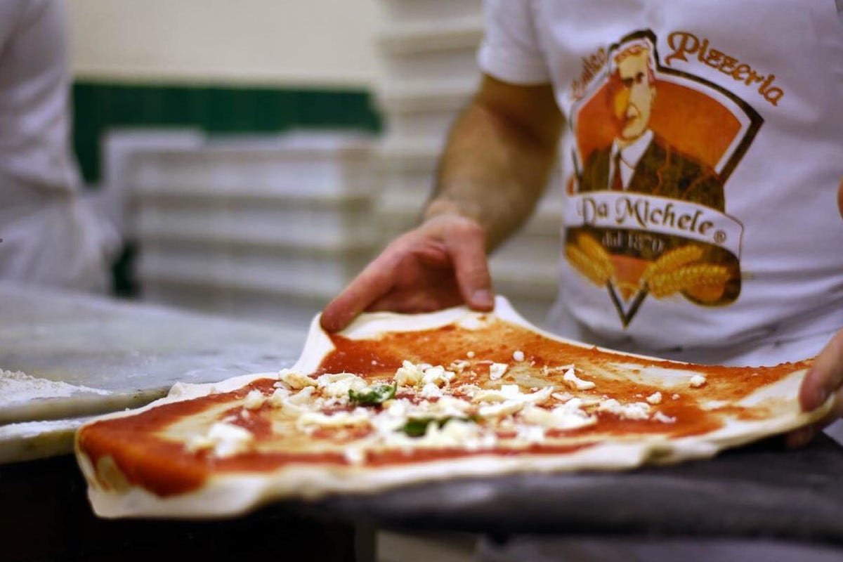 La celebre pizza a ruota di carro di Da Michele Migliore catena artigianale di pizzerie al mondo: sul podio ancora Da Michele