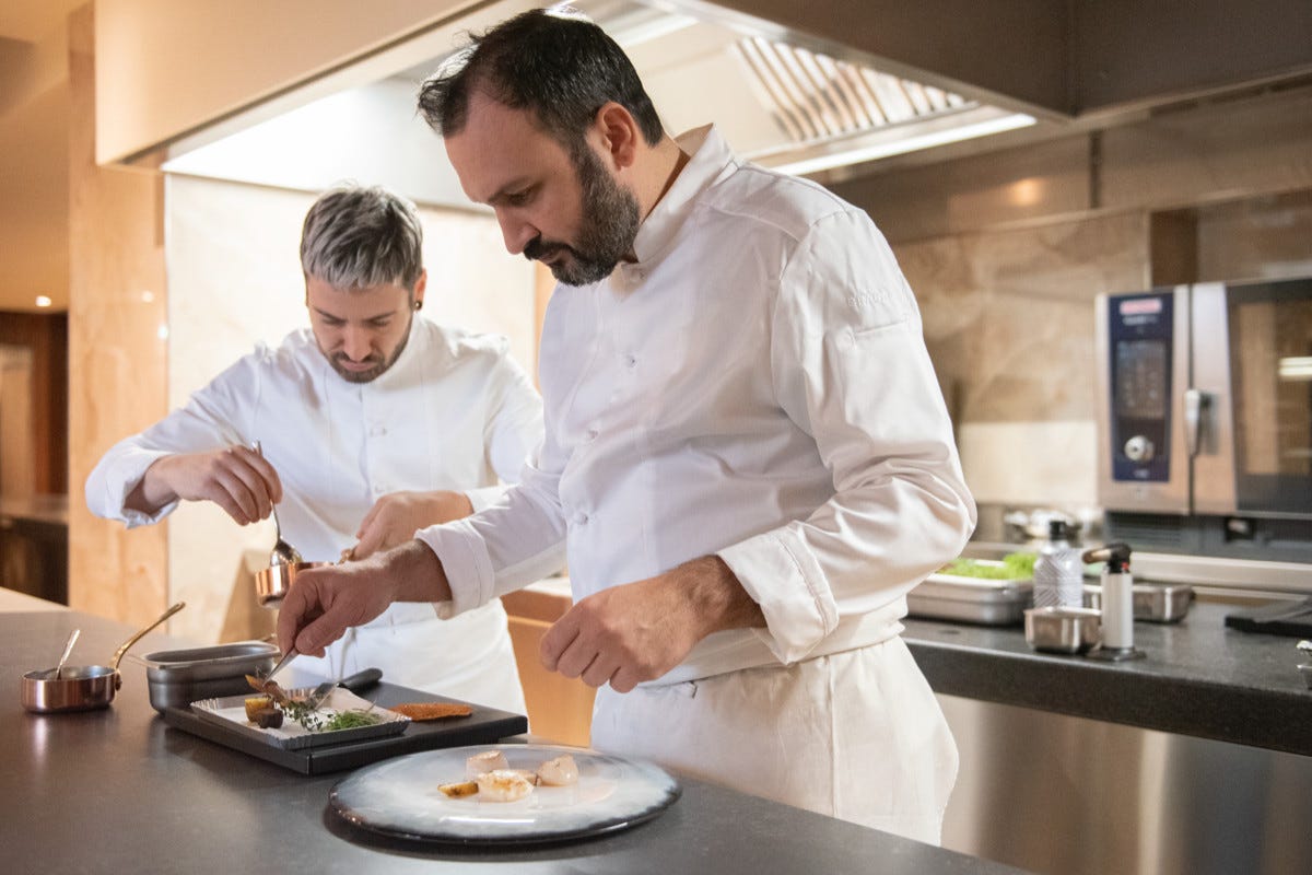 Da sinistra Mario e Remo Capitaneo all'opera nel loro ristorante Verso Ristorante due fratelli in cucina alla conquista di Milano