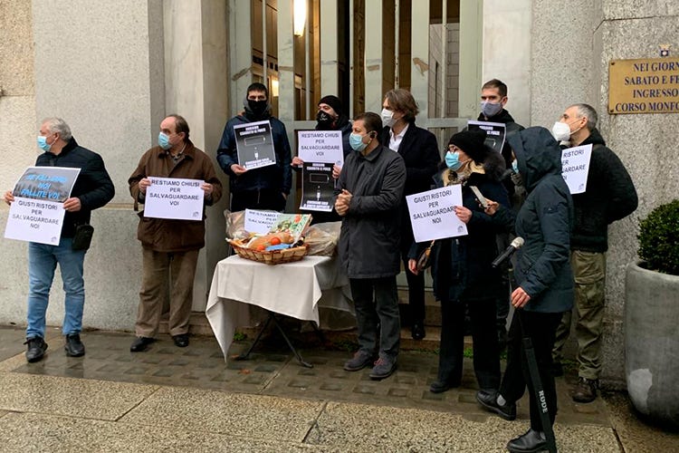 La protesta dei ristoratori milanesi - I Ristoratori Milanesi sono stremati Denunciano il collasso in Prefettura