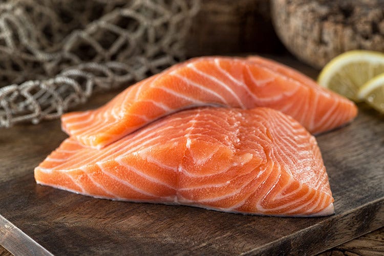 Il salmone, cresciuto nelle fredde e cristalline acque dei mari del Nord, è selezionato all’origine - Arriva in tavola Fumara Salmone affumicato per intenditori