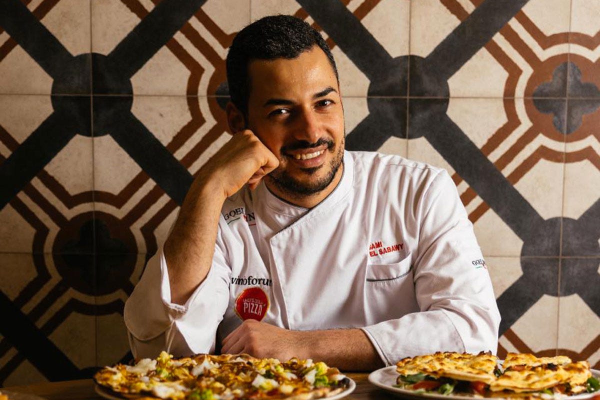 Fuori carta, ma tutti la vogliono: Sami El Sabawy rilancia la pizza “zozza” 