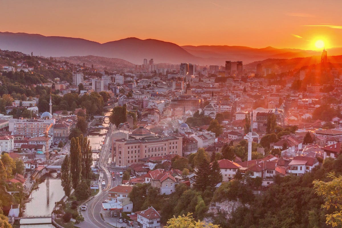 Sarajevo al tramonto dalla Fortezza Gialla  Il 2023 è l'anno dei ponti: dove andare? Ecco alcune mete insolite