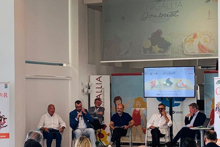 Cuochi, ristoratori e giornalisti sullo stesso palco a Senigallia -  Cuochi e ristoratori  a una voce sola «Avanti insieme e con più umiltà»