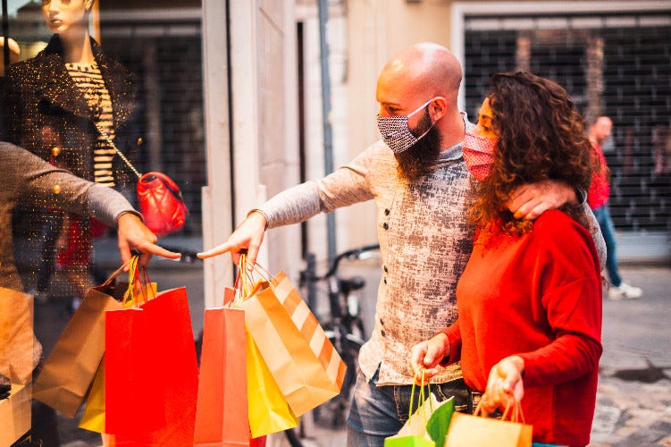 Il governo studia un piano per rilanciare lo shopping a Natale - Tregua di Natale per lo shopping, negozi aperti almeno 10 giorni