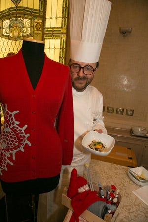 Giancarlo Morelli presenta Tuorlo d'uovo confit tiepido affumicato, insalatina di quinoa, amaranto e riso soffiato, tartare di slameri e le sue uova; Rossissimo l'abito in abbinamento