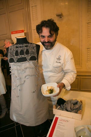 Marco Stabile presenta Bruschetta di Grana Padano Dop, cavolo nero e olio toscano Igp; Dettagli Filangé l'abito in abbinamento