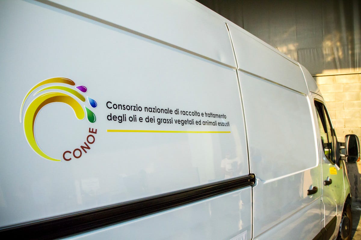 Un furgone del Conoe adibito al trasporto degli oli usati Oli esausti e ristorazione, preziose risorse energetiche ancora poco sfruttate