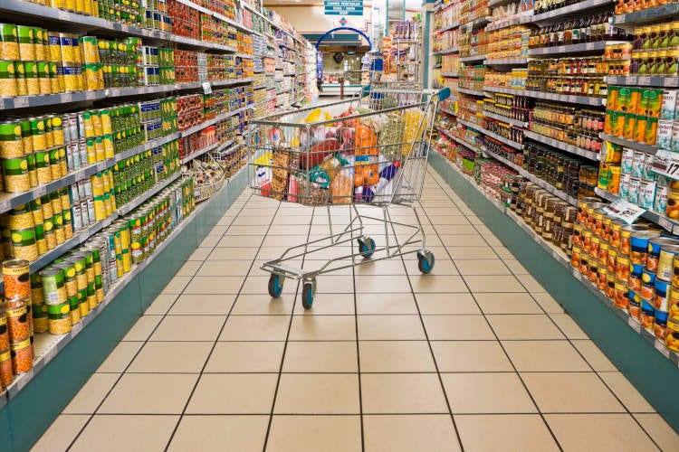 Bene la Gdo, vola l'e-commerce, risente della Fase 2 la spesa nei negozi di prossimità - Al supermercato, anche se lontano Cala la spesa nelle attività di paese