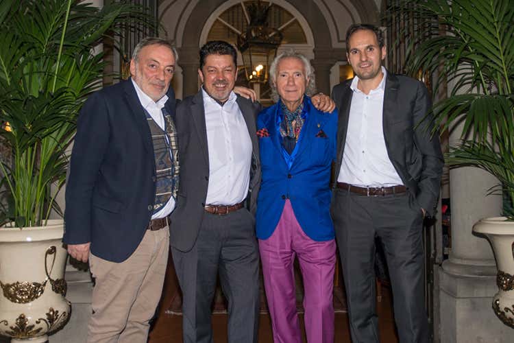 Sauro Rafanelli (rappresentante Cantina Terlano per la Toscana), Klaus Gasser (responsabile commerciale Cantina Terlano), Giorgio Pinchiorri (Enoteca Pinchiorri) e Rudi Kofler (enologo Cantina Terlano) - foto: Lorenzo Cotrozzi Sauro Rafanelli (rappresentante Cantina Terlano per la Toscana), Klaus Gasser (responsabile commerciale Cantina Terlano), Giorgio Pinchiorri (Enoteca Pinchiorri) e Rudi Kofler (enologo Cantina Terlano) - foto: Lorenzo Cotrozzi