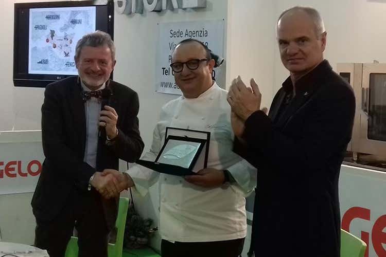 Alberto Lupini, Ciccio Sultano ed Enrico Derflingher - A Tipicità il futuro dalle nostre radici Italia a Tavola premia Ciccio Sultano Alberto Lupini, Ciccio Sultano ed Enrico Derflingher - A Tipicità il futuro dalle nostre radici Italia a Tavola premia Ciccio Sultano