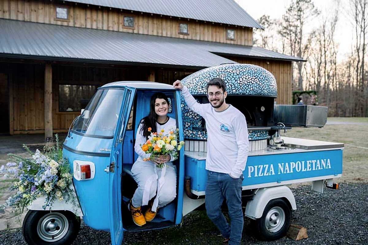 Da destra, Alessio Lacco con la moglie sulla loro ApeCar con forno a legna per la pizza Pizza on the road, arriva la certificazione dall'Associazione verace Pizza Napoletana
