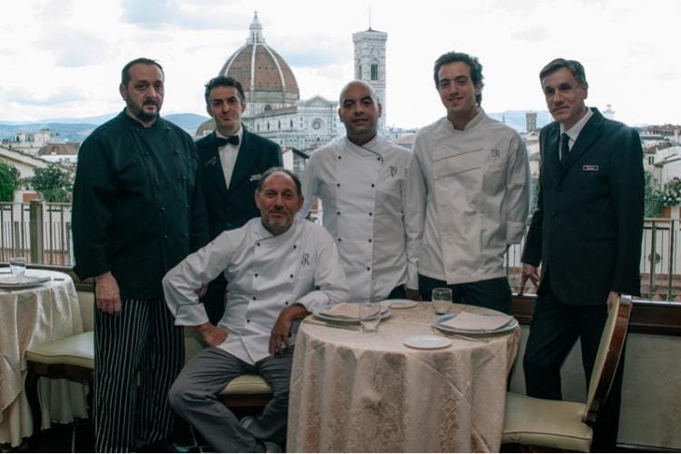 Seduto, lo chef Richard Leimer. In piedi, da sinistra: Maurizio Ricciuti, Vincenzo Direnzo, Enzo Mirabella, Edoardo Moscardino, Stefano Santini