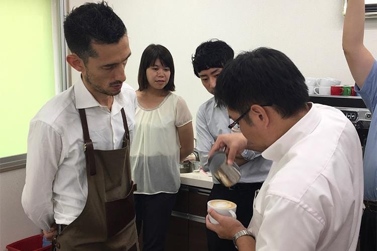 Maurizio Valli insegna ai barmen giapponesi i segreti di un buon cappuccino