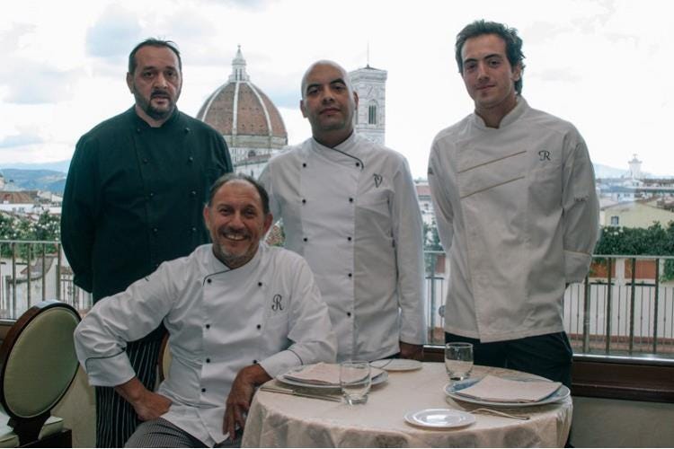 Seduto, lo chef Richard Leimer. In piedi, da sinistra: Maurizio Ricciuti, Enzo Mirabella, Edoardo Moscardino