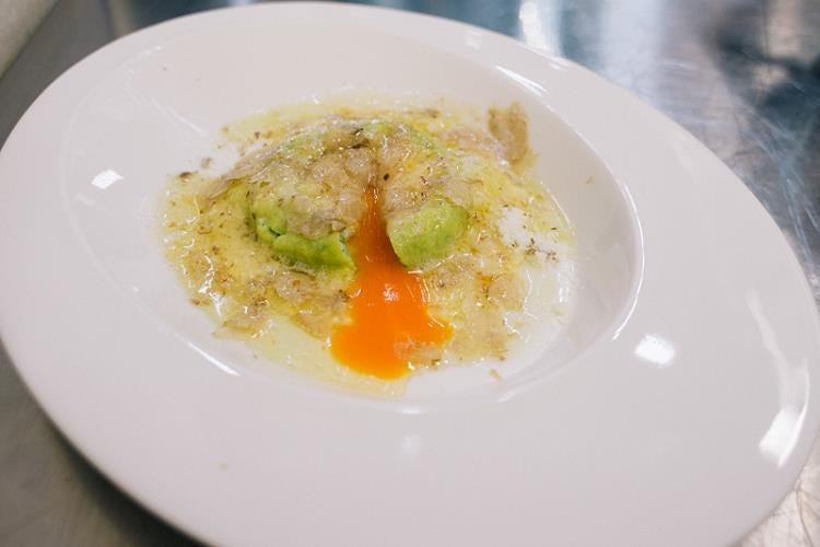 Uovo in raviolo “San Domenico”® con burro di malga, parmigiano dolce e tartufo bianco