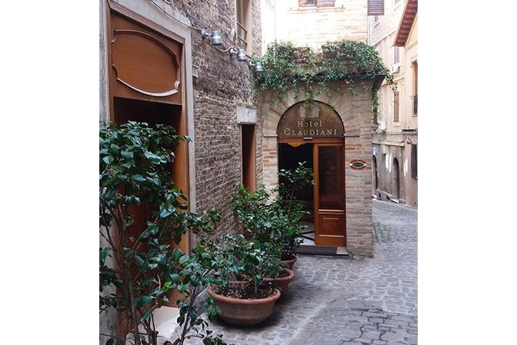 L'ingresso dell'Hotel Claudiani - Bio per amore al Terroir Marche Festival 
Tra vini d'Oltralpe e tipicità a tavola