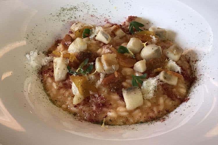Risotto con pesce persico, polvere di lamponi, riccio di mare e bottarga (CastaDiva Resort&Spa
Ospitalità e alta cucina da 5 stelle)