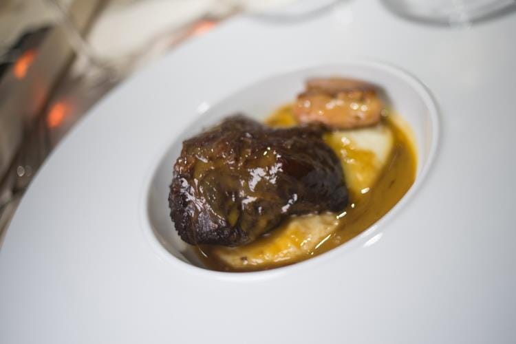 Guancia di vitello brasata con scaloppa di foie gras e puré di patate (Famiglia e Territorio 
Parole d’ordine di Bruno Rocca Rabajà)