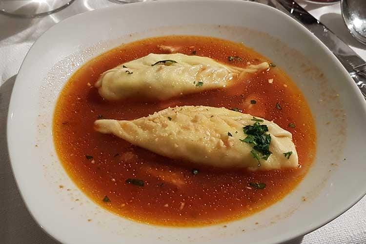 Cassatelle di ricotta in brodo di pesce (Guida Osterie d’Italia 2018 di Slow Food 
275 le Chiocciole, 176 i nuovi inserimenti)