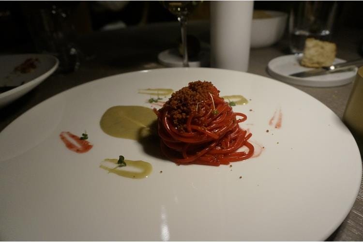 spaghetti Matt, barbabietola, rafano e speck - Il Cristallo di Cortina inverte la tendenza
Punta sul food con chef Fabrizio Albini