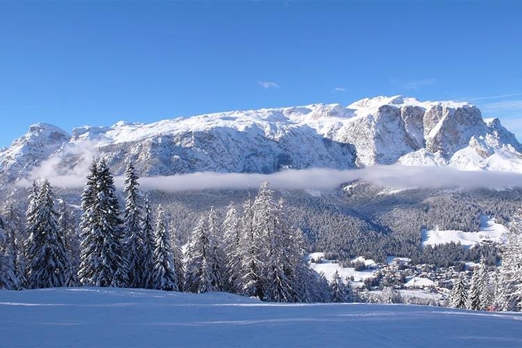 Veduta di Badia e del Gardenaccia - In Alta Badia si scia ma non solo 
Il fascino delle Dolomiti tra storia e arte