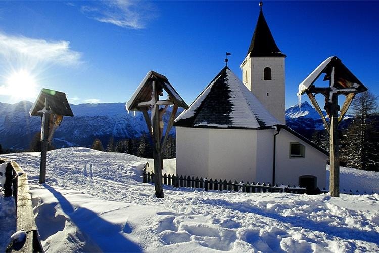 Badia, Chiesa di S.Croce - In Alta Badia si scia ma non solo 
Il fascino delle Dolomiti tra storia e arte