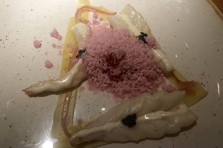 Mazzancolle turgide, alla base porro affumicato e cipolla di Tropea, sopra caviale e maionese allo yuzu 