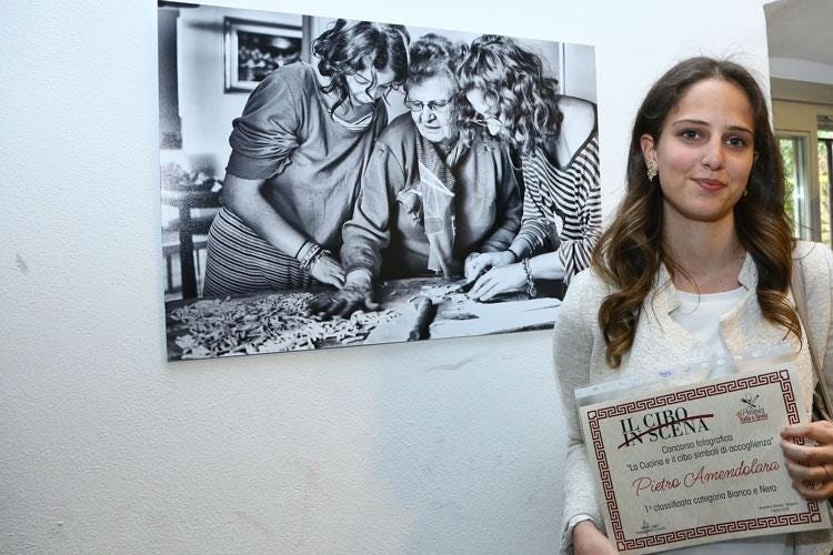 Claudia Massari (Mostra sul cibo e le foto del concorso 
Il Premio IaT lascia il segno alla Carrara)