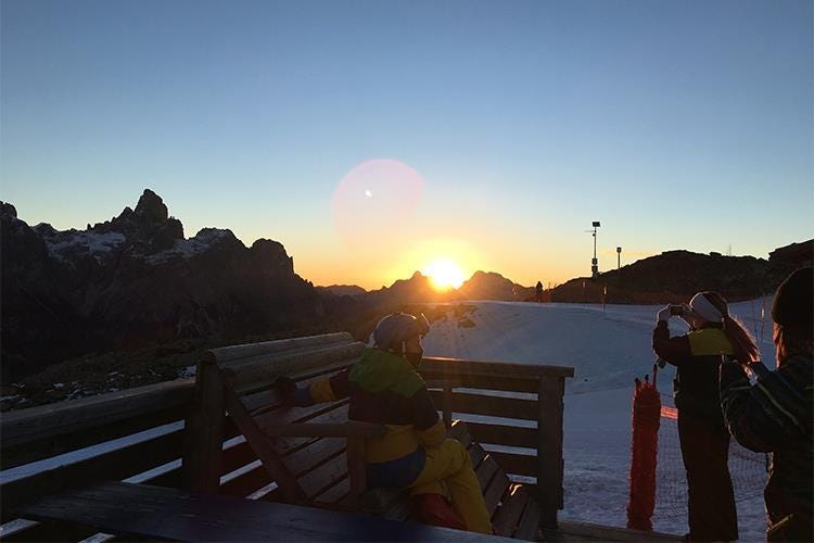 S. Martino di Castrozza, sport e territorio 
Si scia all'alba dopo una colazione a km 0