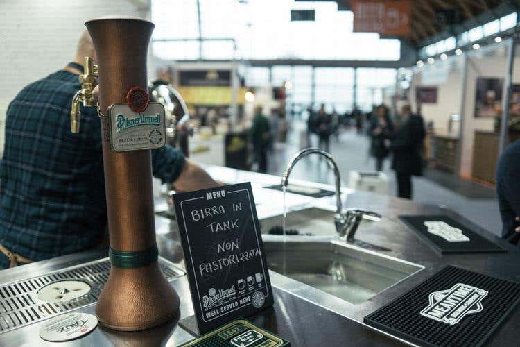 (Pilsner Urquell fresca come a Plzen 
con il tank proposto da Birra Peroni)