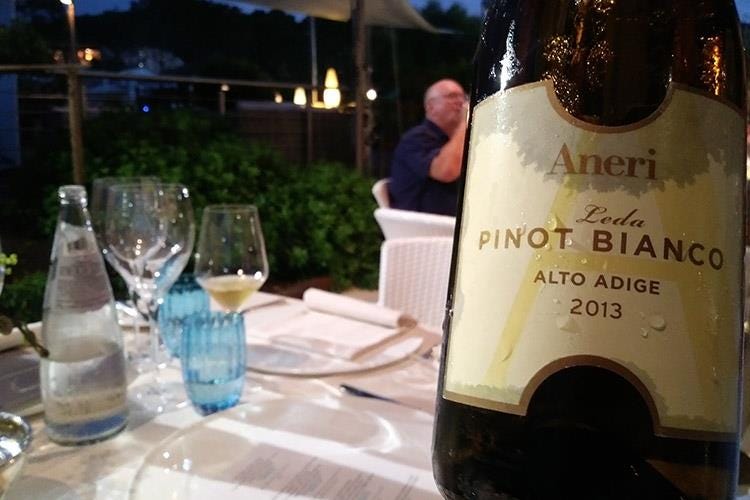 Alto Adige Pinot Bianco Leda Doc di Aneri (Ramsay & Friends al Forte Village 
Cucina gourmet, ma tavola solidale)
