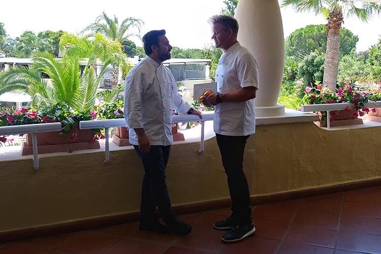 Massimiliano Mascia e Gordon Ramsay (Ramsay & Friends al Forte Village 
Cucina gourmet, ma tavola solidale)