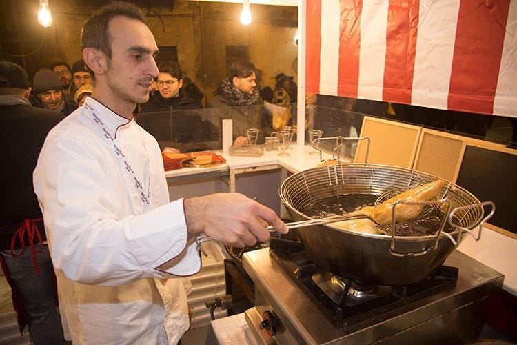 (Street Food Fest a Palermo 
300mila presenze, vince il Cannolo)