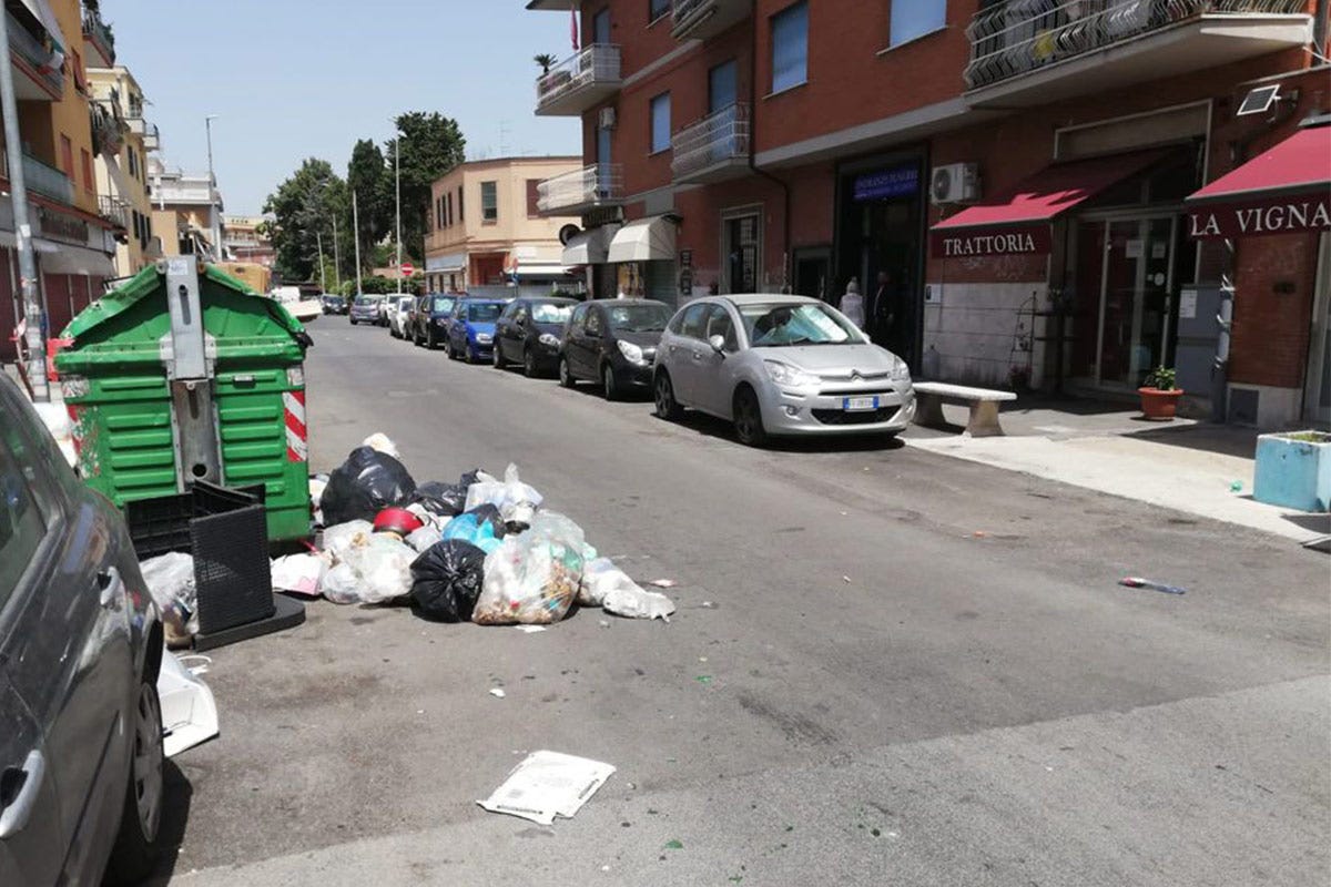 Fra rifiuti e parcheggi non c'è posto per i tavolini all'aperto Dopo lockdown e limitazioni, a Roma si chiude per ... rifiuti!