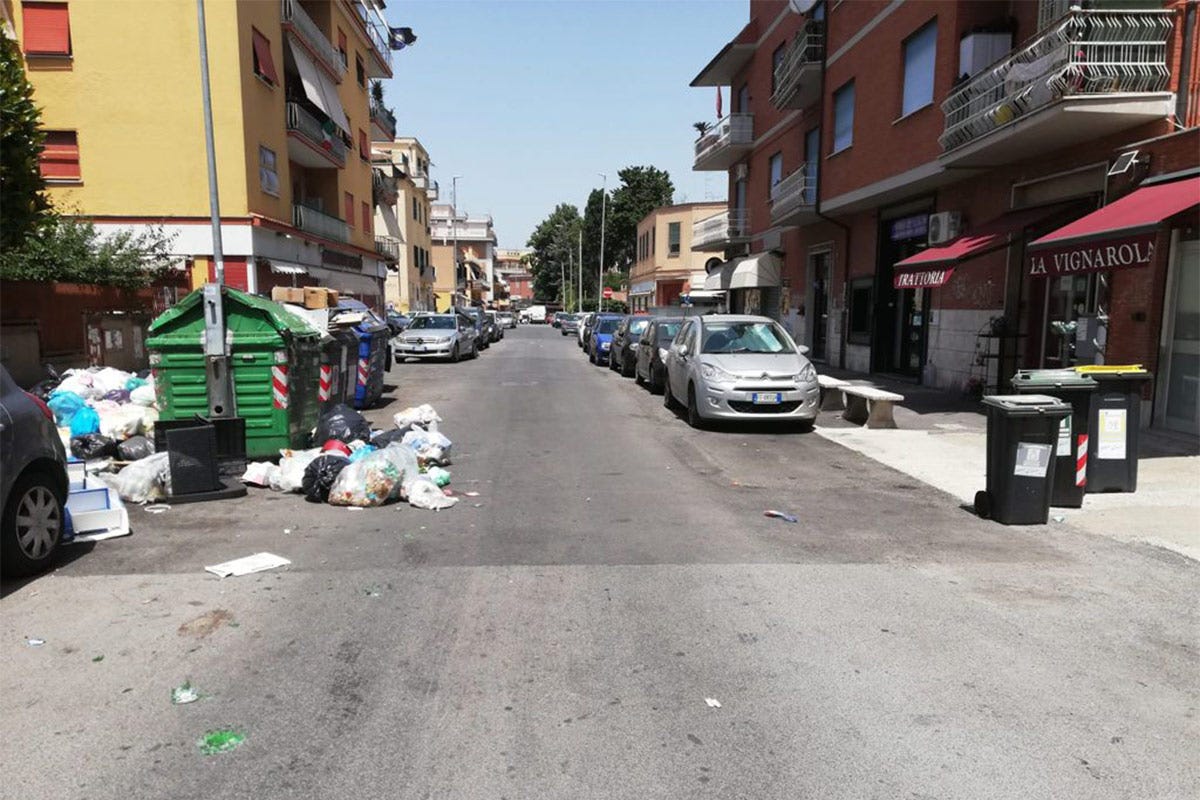 A destra l'entrata della trattoria La Vignarola e a sinistra la pila di immondizia Dopo lockdown e limitazioni, a Roma si chiude per ... rifiuti!