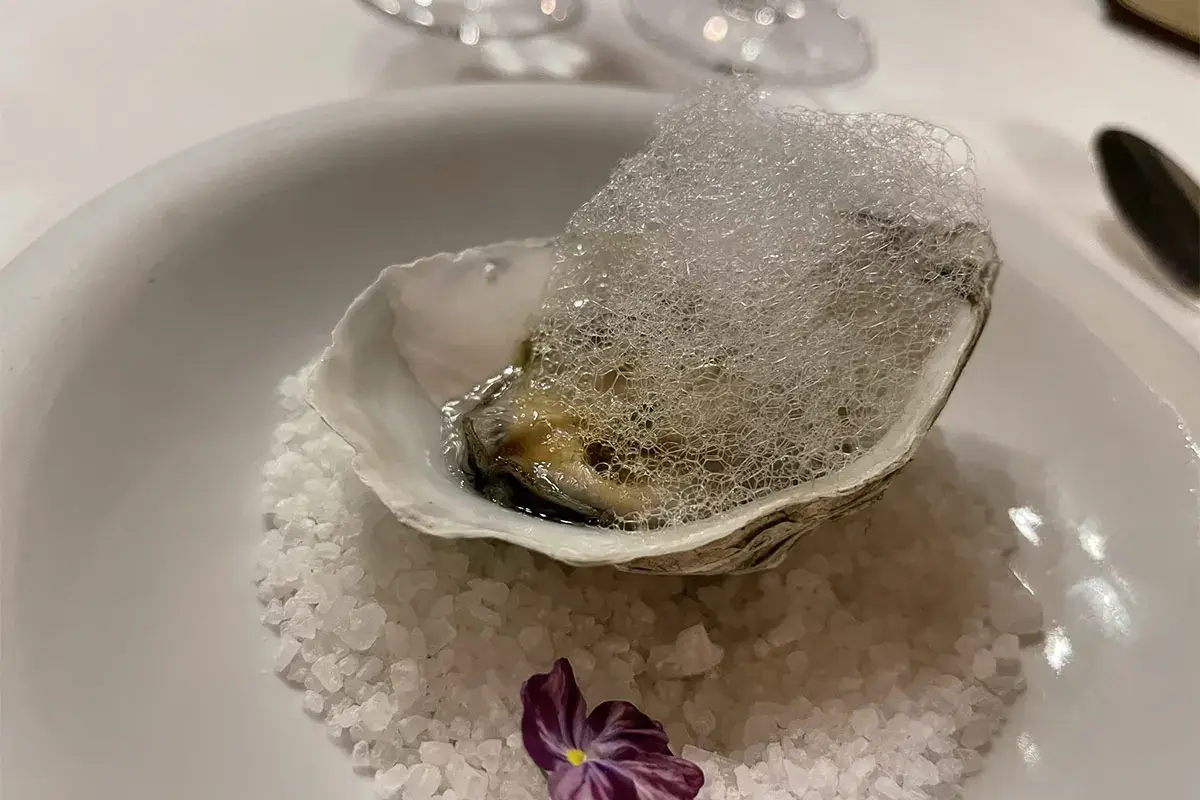 Amuse bouche - ostrica al forno con scalogna, salsa di soia e aria di mare Una stella in Valpolicella: all'Oseleta la