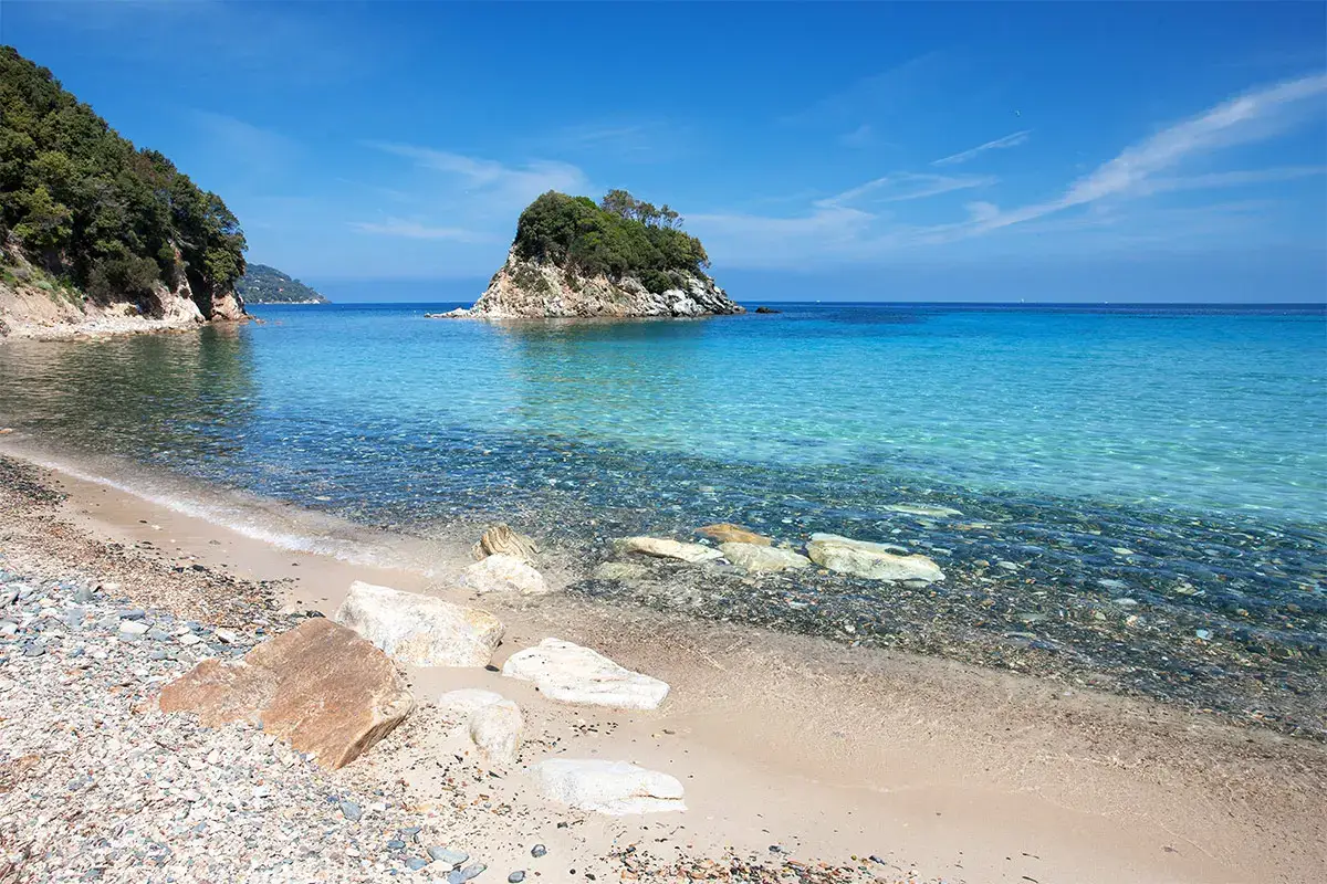 L'Elba, denominata l'isola dalle 200 spiagge L&rsquo;Isola d'Elba celebra Napoleone Un turismo dal sapore storico