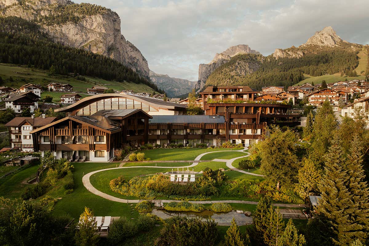 L'Hotel Granbaita Dolomites unisce ospitalità alpina contemporanea, design elegante e una vasta area wellness immersa nello scenario delle Dolomiti
